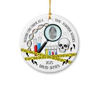 Ornamento in ceramica personalizzato di scienza forense 2025, risolvendo un crimine alla volta, ornamento scientifico forense personalizzato, nome/anno, scienziato forense, regalo per amici e colleghi