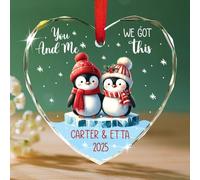 Ornamento in vetro personalizzato con nome e data pinguino coppia insieme cuore Natale 2025, You and Me We Got This Ornaments, Custom Snow Penguin coppia ornamento albero di Natale, Mr & Mrs Penguins