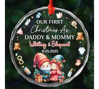 Ornamento in vetro personalizzato con scritta "Our First Christmas As Daddy & Mommy 2025, Daddy & Mommy Gnomo Xmas Ornaments Gift, Custom Date Names New Genitori Gnomo Ornament, 1st Xmas As Dad & Mom