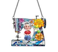 Ornamento irregolare personalizzato da appendere alla finestra con nome e ritratto dei cartoni animati amanti del cucito ornamento regali macchina da cucire personalizzata acchiappasole negozio cucito