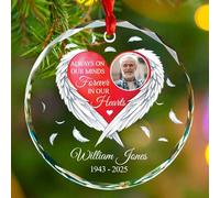 Ornamento natalizio in vetro con scritta "Always on Our Minds Forever in Our Heart", con foto personalizzate, ali d'angelo, regalo per la memoria di una persona cara, immagine personalizzata e nome