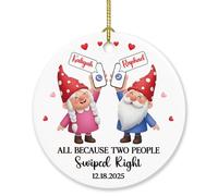 Ornamento personalizzato All Because Two People Swiped Right Christmas 2025, Nomi personalizzati Coppia di gnomi Incontri Ornamento natalizio online, Regalo di decorazione per coppia online per