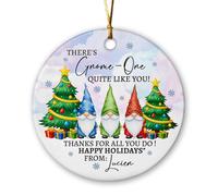 Ornamento personalizzato per albero di Natale a tre gnomi 2025, con scritta in inglese "There's Gnome-One Quite Like You", ornamento in ceramica per i propri cari, gnomo personalizzato con nome