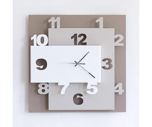 Orologio da parete composto da tre livelli. I due più superficiali sono di forma rettangolare ZIGGURAT dimensioni 40x8x h 40 cm colore Bianco Beige e Sabbia