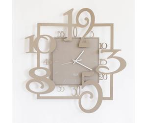 Orologio da parete è formato da due parti AMOS La prima è la base quadrata con una cornice sottile e numeri di forma irregolare in metallo, 50x5Px50h, quadrante in vetro Sabbiato colore Beige beige