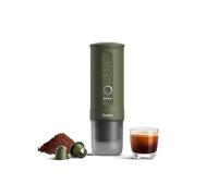 OutIn Nano Macchina da caffè espresso elettrica portatile, Forest Green | Caffettiera da viaggio per il campeggio, Caffettiera da auto auto-riscaldamento con USB-C, Con caffè macinato e capsula NS
