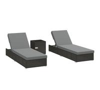 Outsunny Set di 2 Lettini Prendisole da Giardino in Rattan con Tavolino in Vetro Temperato, Sdraio da Giardino con Schienale Regolabile 6 Livelli, Cuscini, per Spiaggia Piscina Terrazzo, Grigio Scuro
