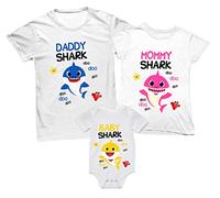 Overthetee Tris T-Shirt e Body Coordinato Famiglia - Baby Shark Doo Doo - Mommy Shark - Daddy Shark - Tshirt Mamma papà e Figlio - Tris di Tshirt - Body Neonato - Idea Regalo