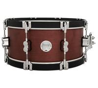 Pacific Drums Concept Classic Snare, 35,6 cm x 16,5 cm, finitura Ox Blood, cerchi in legno finitura ebano | Caratteristiche: look moderno e classico con fusti in acero e cerchi contrapposti