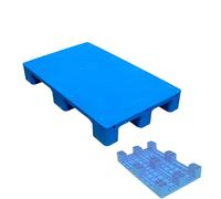 Pallet in plastica impermeabili per lo stoccaggio. Piattaforme resistenti all'uml'umidità per supermercati, garage, ripostigli esterni e cantine. Soluzioni di stoccaggio per carichi pesanti.