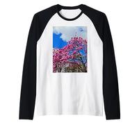 Palline di fiori rosa che sbocciano contro il cielo gioioso blu Maglia con Maniche Raglan