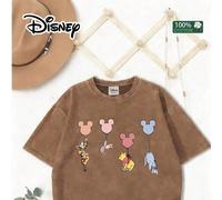 Palloncini di Winnie the Pooh a tema Disney. Tigro stringe un palloncino, Pimpi è appeso allegramente, io tengo saldamente in mano il mio e Ih-Oh fluttua tranquillamente. Questa t-shirt estiva a fanta
