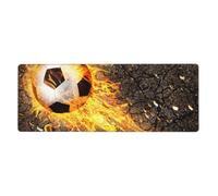 Pallone da calcio tra le fiamme del fuoco ardente,Tappetino per mouse grande, da scrivania, per tastiera e computer, con base in gomma antiscivolo, 30 x 80 cm