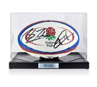 Pallone da rugby firmato da Jonny Wilkinson e Martin Johnson. Vetrina con targa