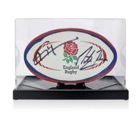 Pallone da rugby inglese firmato da Jonny Wilkinson e Martin Johnson. In vetrina