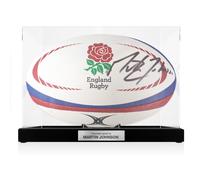 Pallone da rugby inglese firmato da Martin Johnson. In vetrina con targa
