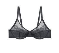 Pantaloni corti per donne con petto piccolo e petto piatto, che mostrano una grande espansione increspata verso l'esterno, contro la pendenza, nessun reggiseno. Scomodo, grigio., 100F