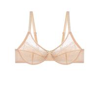 Pantaloni corti per donne con petto piccolo e petto piatto, che mostrano una grande espansione increspata verso l'esterno, contro la pendenza, nessun reggiseno. Scomodo, beige., 100C