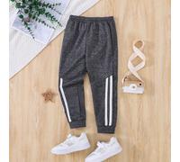 Pantaloni sportivi casual per ragazzo con colori laterali contrastanti e bordatura bianca. I colori laterali contrastanti aggiungono un senso di dinamismo e moda ai pantaloni, mostrando uno stile di i