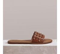 Pantofole da donna alla moda bohémien con borchie dorate e perline, con tomaia traforata marrone e suola in metallo, con punta tonda comoda e fondo piatto, adatte allo stile bohémien, versatili e clas