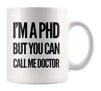 Panvola 'I'm A PhD But You Can Call Me Doctor ' Regali per la laurea di dottorato - Tazza da caffè da 12 once - Regali di apprezzamento per il medico in pensione - Tazza per il nuovo dottore