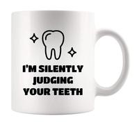 Panvola Tazza da caffè in ceramica con scritta "I'm Silently Judging Your Teeth Dentist" per uomini e donne, regalo di laurea per studenti di odontoiatria assistente dentale decorazione ufficio tazza