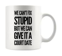 Panvola 'We Can't Fix Stupid But We Can Give It A Court Date ' Avvocato Studente di Giurisprudenza Insegnante Avvocato Tazza da caffè in ceramica da 11 once Bicchieri novità bianchi