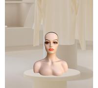 Parrucca con testa di manichino che mostra il supporto per la realizzazione