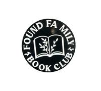Patch Nation Found Family Book Club, spilla in metallo