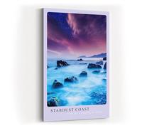 Paul Sinus - Stampa artistica 40 x 60 cm Stardust Coast, paesaggio costiero da sogno sotto il cielo stellato viola
