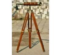 Pavimento nautico antico che sta il telescopio a 18 pollici d'ottone con il supporto di legno del treppiede