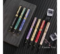 Penna classica con logo e contenuto di testo personalizzato, adatta per vari scenari di scrittura. Il corpo opaco della penna è antiscivolo e resistente all'usura, con un'elegante impresso a rilievo a