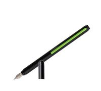 Penna di Pininfarina della collezione Grafeex Fountain con dettaglio verde. Pennino medio con punta stilografica e inchiostro nero. Lunghezza pari a 15,2 cm. La referenza è: GFX003VEM