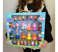 Peppa Pig, una ragazza, quattro persone, bambola giocattolo, vestito da ragazzo e per bambini