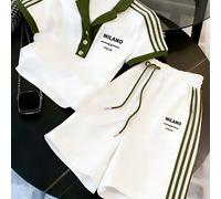 Per /Estate 2026, è disponibile un tuta in due parti con una camicia a maniche corte con bottoni, progettata come unisex e in colori.