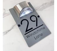 Personalizzato Solar-Powered LED Door Number Sign, Modern Laser-Cut 3D Address Plaque Waterproof Outdoor House Number Sign Custom Address Plaque for Homes, Apartments, Hotels, Yard, Porch (Grey Black)