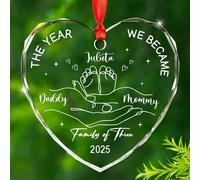 Personalizzato The Year We Became Family of Three Christmas Ornaments 2025, nomi personalizzati Famiglia di 3 decorazioni regalo per bambino in arrivo, annuncio di gravidanza, ornamento in vetro