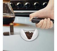 Pesare il contenitore dei chicchi di caffè e il flacone spray moderno per la