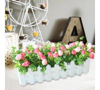 Pianta artificiale in vaso con fiori inserita in una staccionata per la