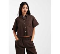 Pieces - Camicia a maniche corte squadrata in twill testurizzato marrone hot fudge in coordinato XL