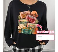 Pigiama a maniche lunghe con stampa a cassetta personalizzabile per taglie forti - Disegno vintage "La tua canzone è qui", pigiama casual a maniche lunghe in nero, comodo, con grafica personalizzata d