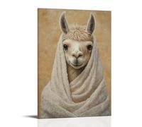 Pittura a olio con animali di un lama avvolto in strati di asciugamani, che sbircia solo con il muso sotto un morbido sfondo color sabbia. Decorazione da parete moderna da appendere - Stampa artistica