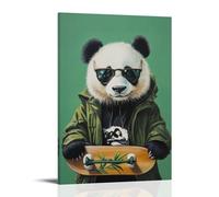Pittura a olio con animali di un panda in streetwear che fa un naso manuale su uno skateboard a tema bambù su uno sfondo verde solido. Elegante poster artistico da appendere alla parete, poster