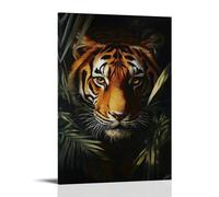 Pittura a olio con animali - Potente tigre del Bengala che emerge dalle ombre della giungla, sguardo intenso, illuminazione drammatica chiaroscuro, stile iperrealistico arte da appendere contemporanea