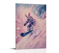 Pittura ad olio con animali di un coniglio che fa snowboard giù per le colline rosa pastello, intagliando sentieri freschi in paesaggi morbidi in polvere. Decorazione da parete alla moda, poster