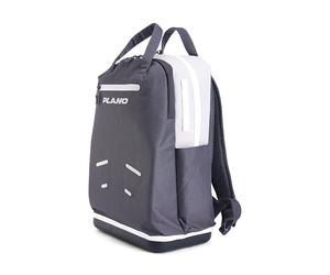 Plano Weekend Tackle 3700 Zaino Tackle | Base stampata impermeabile | Ampio scomparto principale | Tasche a bustina di facile accesso | Custodie per utensili fustellate | Include StowAways | Misura