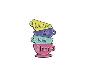 PLITI Spilla a forma di Alice con scritta in lingua inglese "We Are All Mad Here", regalo per amanti della principessa, gatto sorridente, regalo per fan del Cheshire, Medio, Acciaio inossidabile