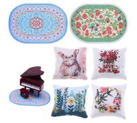 PLUSHCEWT 6 accessori per la casa delle bambole 1:12, 4 mini cuscini e 2 tappeti per la casa delle bambole, mobili per casa delle bambole, tappeto in miniatura, decorazione realistica per mini cose