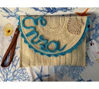 Pochette in paglia con scritta personalizzata realizzata a uncinetto