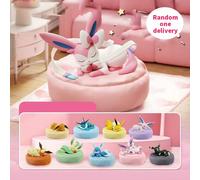 Pokémon Eevee Evolution Series Scatola Cieca Posa Dormiente, Realizzata in Materiale Vinilico, Forma Evolutiva di Eevee Casuale, Carina Posa Dormiente + Base in Flanella, Decorazione da Scrivania e Fi